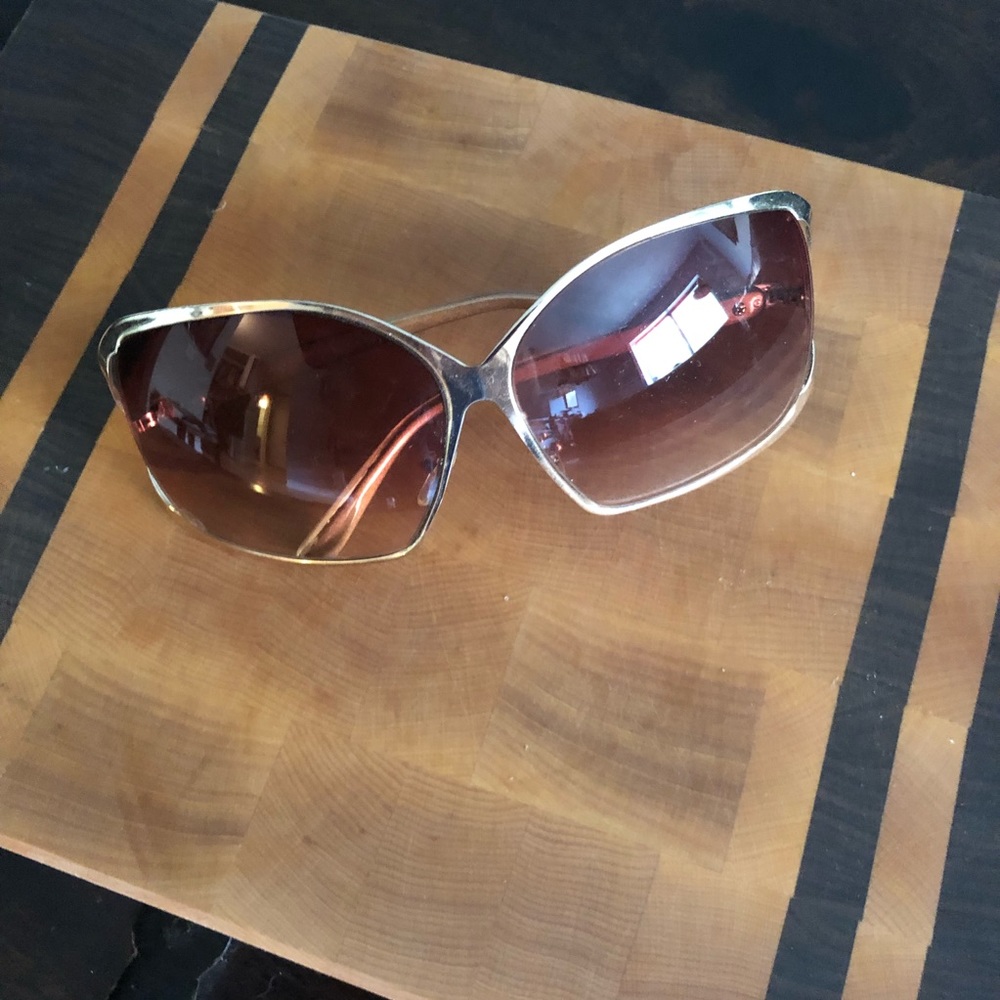Gold rim large lens sunglasses